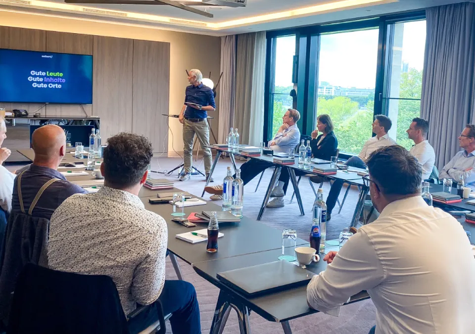 Impression 1 – Teilnehmer im Gespräch