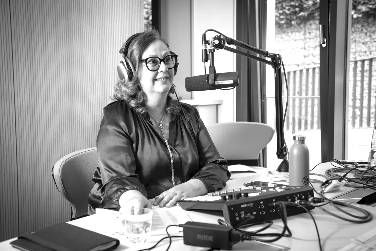 Jule Jankowski mit Kopfhörern am Mikrofon während einer GOOD WORK Podcast-Aufnahme